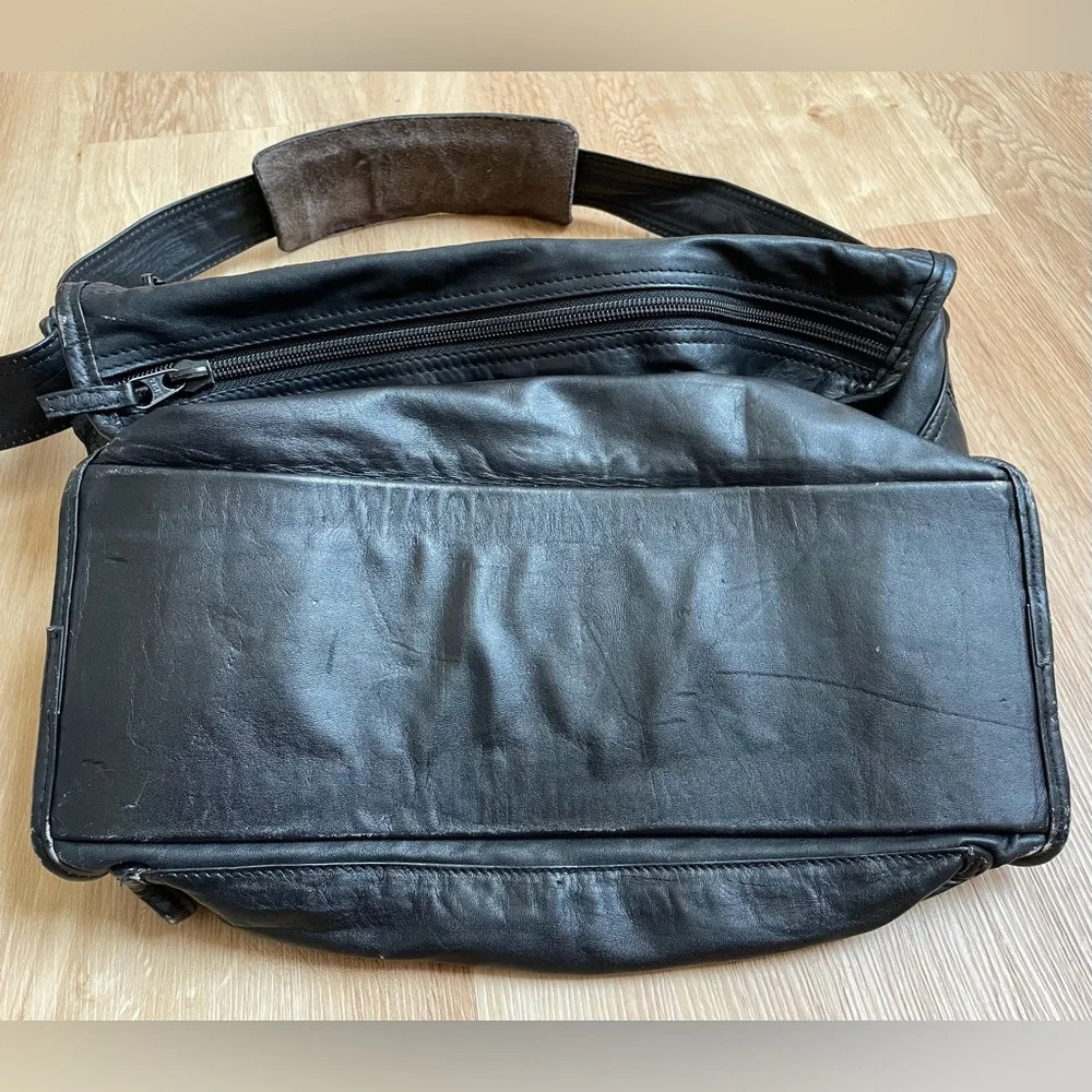 Vintage Tumi Bag Black Leather Messenger Camera carry on travel unisex classic